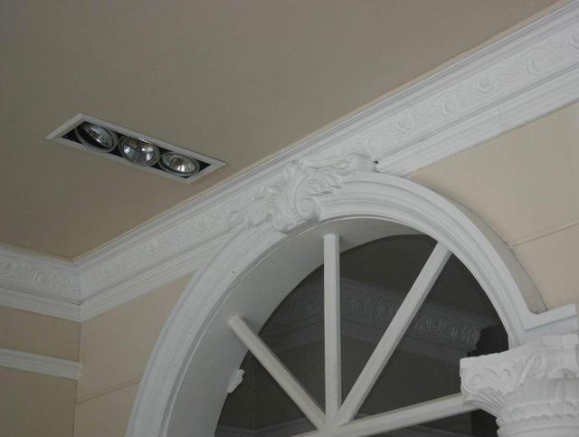 新房装修别再做吊顶了,让师傅用石膏线绕两圈,好看又省钱