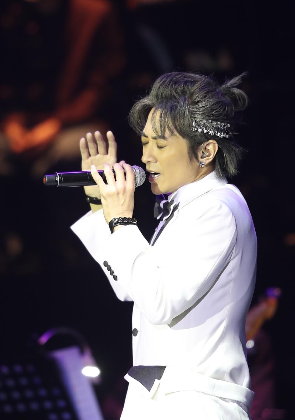 王祖蓝携妻子看演唱会,与孙耀威夫妇合影,李亚男挺着孕肚气色好