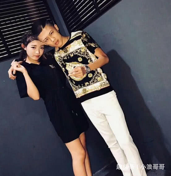 牌牌琦助阵小伊伊合体直播,粉丝数一路飙升,网友