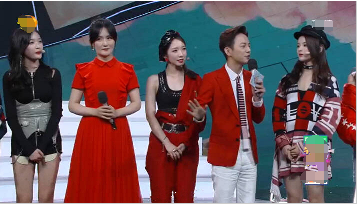 何炅发微博澄清没有和孟美岐手牵手 堪称年度