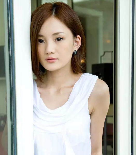 她当年一剧而红堪比大s颜值比黄圣依还高如今却沦为烂剧女配