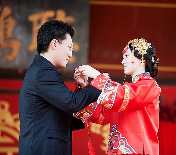 母亲逼儿子娶同事的傻女儿,儿子不愿意,看见新娘后很开心