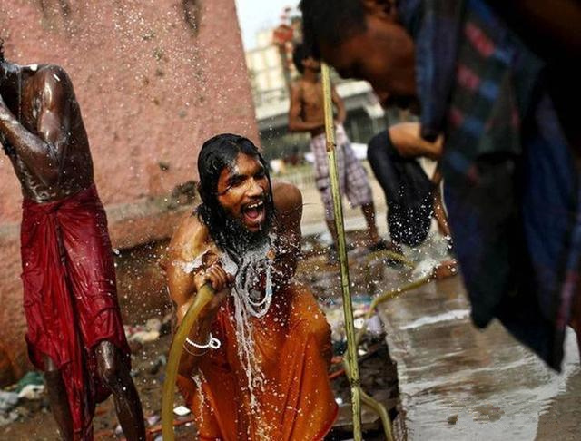 实拍这些当街洗澡的印度人, 你们见过吗?