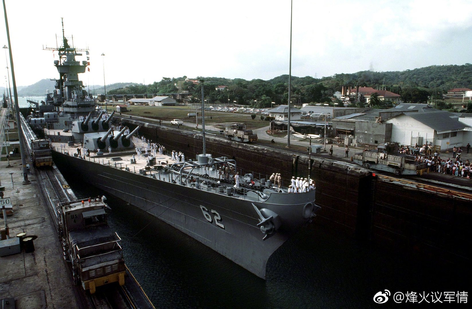 1984年老照片巴拿马运河上的美国海军新泽西号战列舰bb62