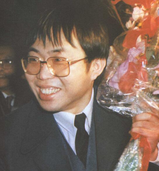 66岁聂卫平晒全家照与小21岁三婚妻子恩爱似糖三子罕见齐聚