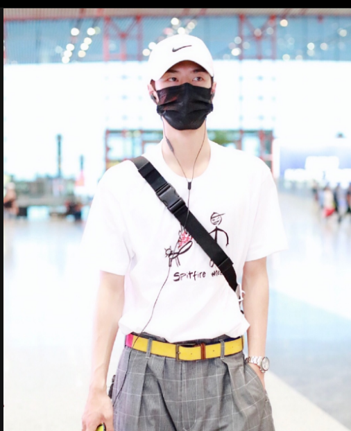 王一博身穿白色t恤搭配格纹宽松长裤现身机场 清新自然帅气十足