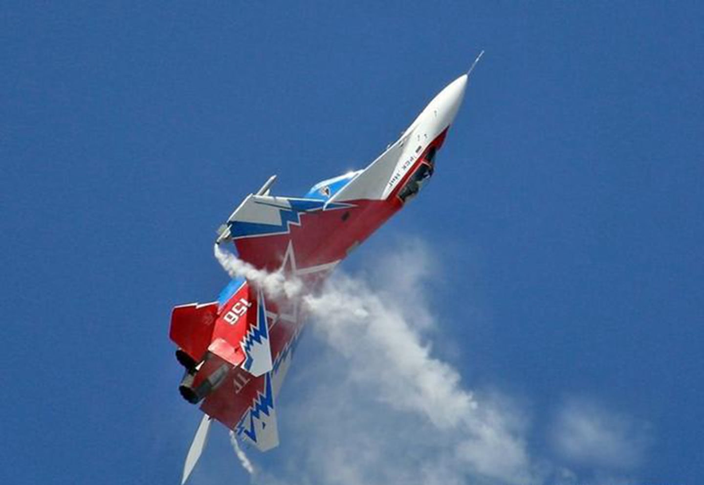 看看歼-10的"眼镜蛇"机动,再看苏-27的,差别太大了|眼镜蛇|矢量|差别_