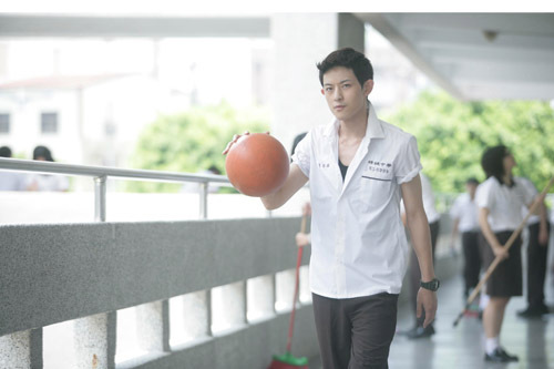 庄濠全的人气不如柯景腾火,因为庄濠全的重心在音乐,出专辑,拍电影,当