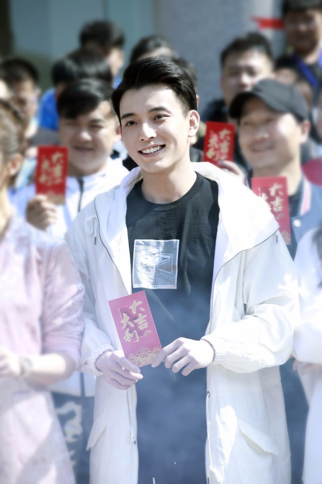 柴浩伟外形俊朗,笑颜撩人,作为新生代演员,从《杉杉来了》中的游承浩