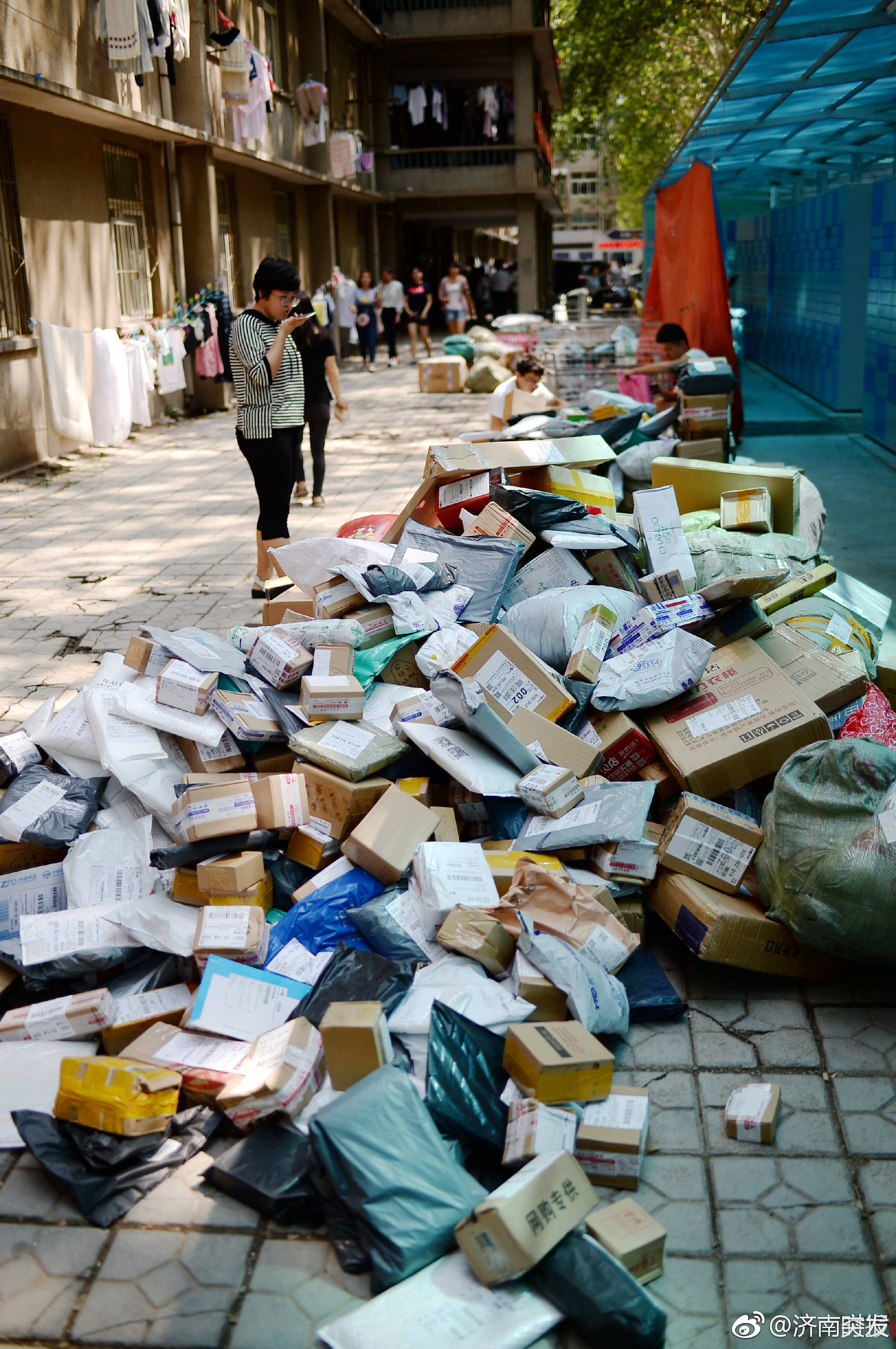 高校快递"爆仓" 学生上学"空手到"
