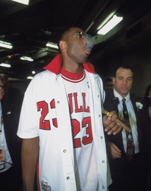 十大巨星抽烟什么样科比霸气乔丹王者风范杜兰特最接地气