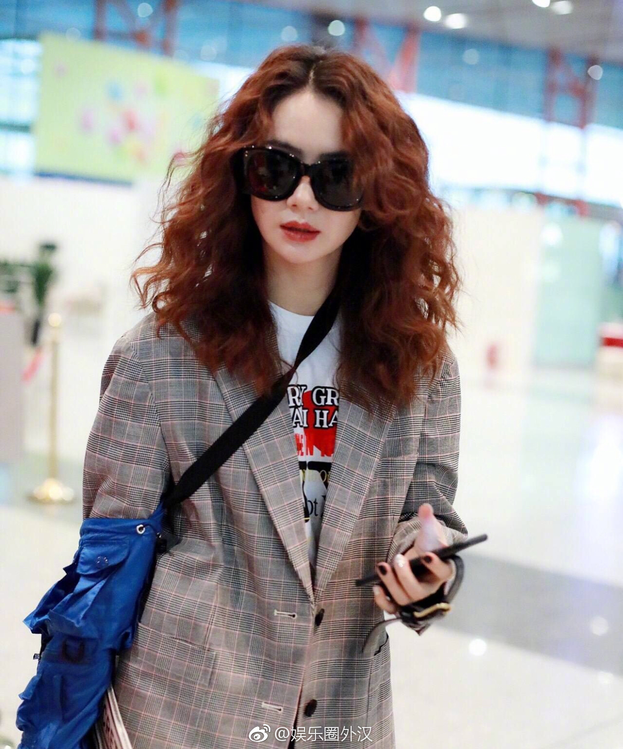 戚哥的爆炸头发型也太酷炫了走在机场的路上