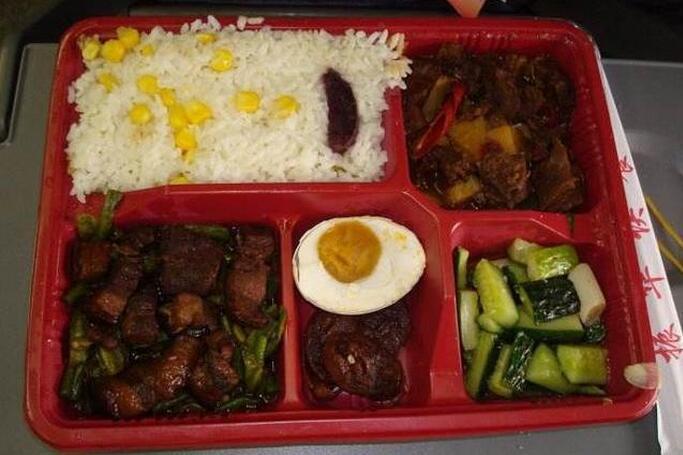 高铁良心盒饭,50元的都是肉,您爱吃哪个?网友:我还是饿着吧!