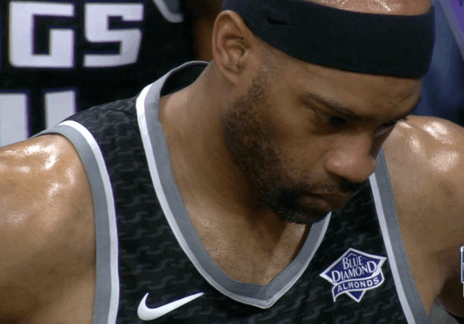 麦考上篮被卡特犯规, 摔倒在地腰部严重受伤! 一起为他祈祷!