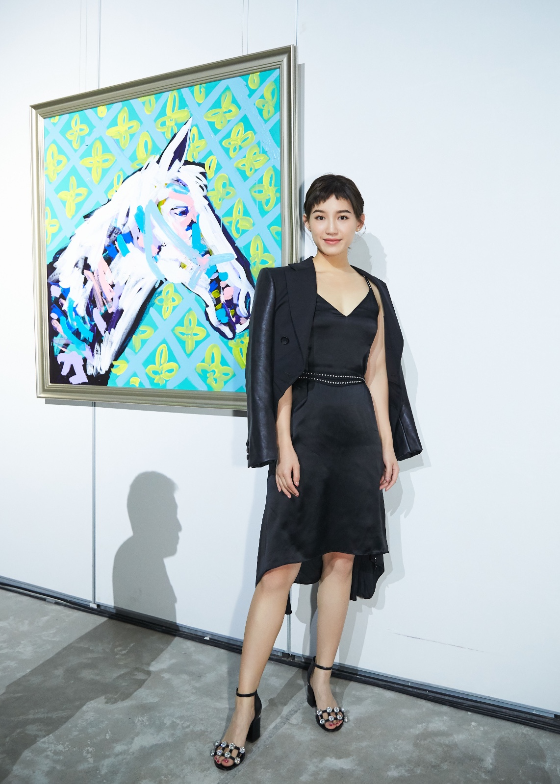 苏青黑色长裙短发马尾杀 2018影视时尚全面开花