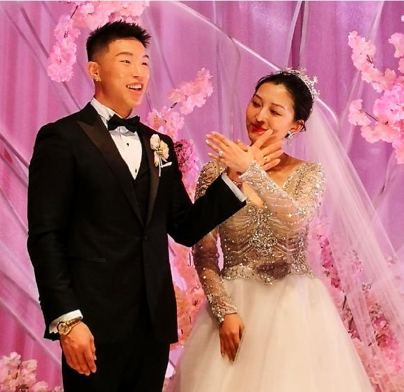 德云社烧饼婚礼照出来后真是羡煞旁人新娘身材妖娆颜值好