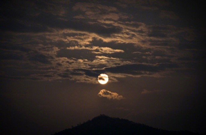 夜来急雪打船窗,今夜推窗月满江