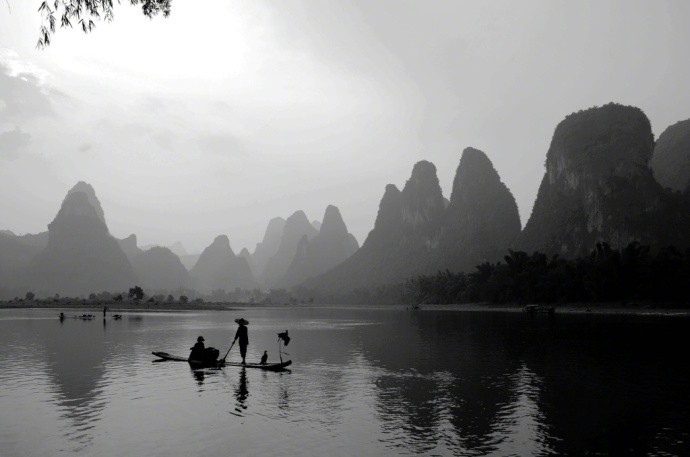 6/ 6舟浮青湖水,网罗薄雾间. 尘世多少事,如风来又回.