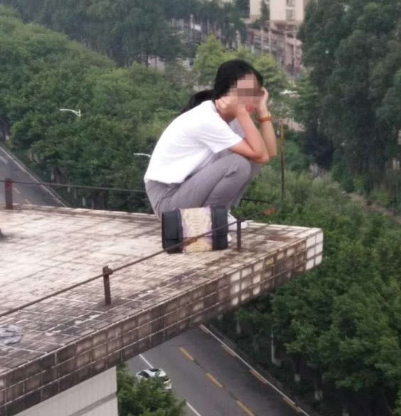 花季女生跳楼轻生,消防部门冒险相救,网友:就这事想不开
