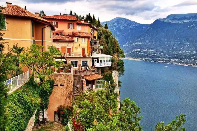 让人心跳加速的悬崖小镇,007曾在这里飙过车