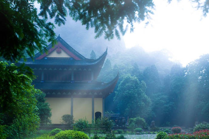 深山秋雨垂屋檐山寺大殿袅青烟