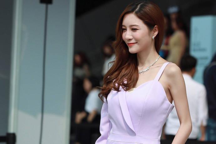 街拍:小姐姐一身白色的连体衣,现在女人都爱这么穿吗?