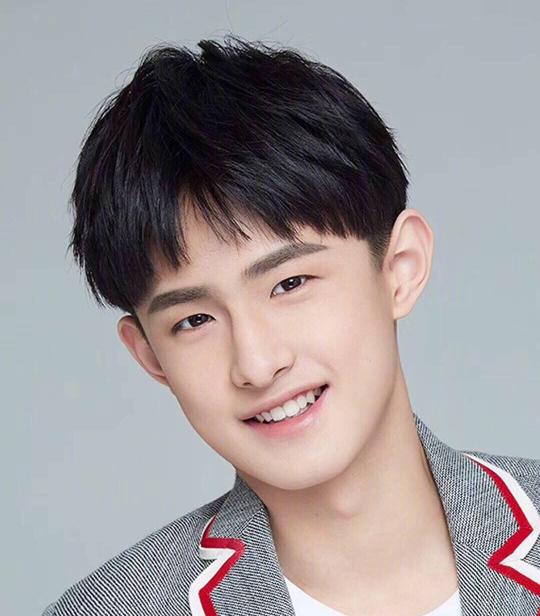 杨幂旗下又签新艺人啦,网友却很失望:太路人了