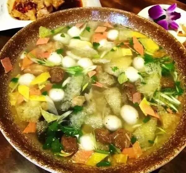 吃啥:原公杂烩,城固面皮,八宝饭,煎饼炒腊肉,鸡蛋卷,荷叶排骨,风干鸡