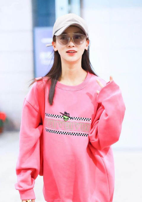 吴谨言吴谨言现身上海机场现身机场对镜头笑容灿烂心情大好