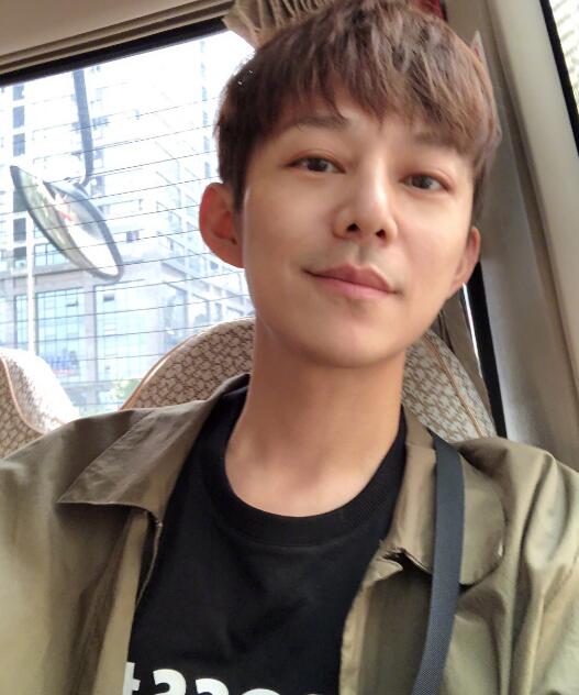 芒果台何炅及导演洪涛相继关注摩登兄弟宁哥,