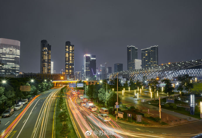 深圳湾人才公园的城市夜景一流乘着晚风在公园里叹景