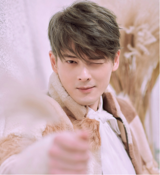 模特出身,他是红极一时的九头身花美男,如今40岁依旧孑然一身