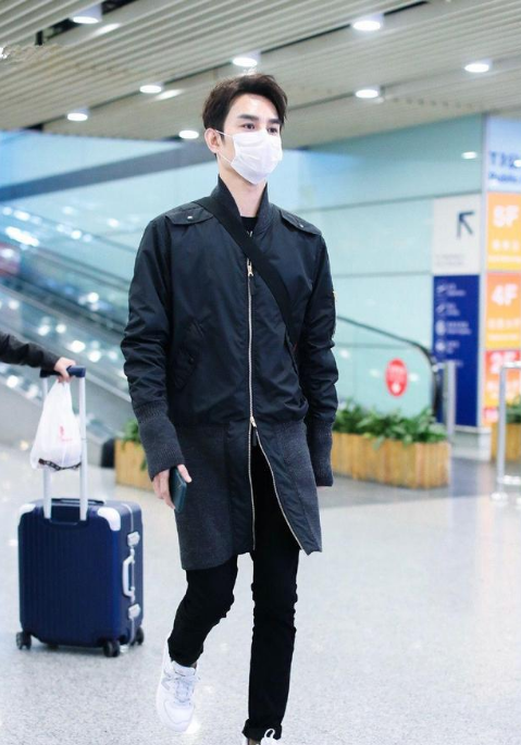67王凯现身北京机场  身穿黑色大衣搭配黑色长裤高大帅气十分迷人