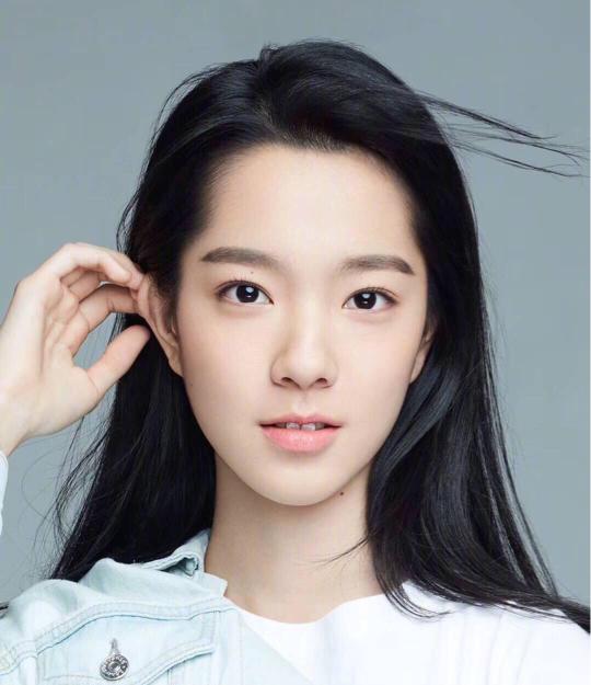 杨幂旗下又签新艺人啦,网友却很失望:太路人了