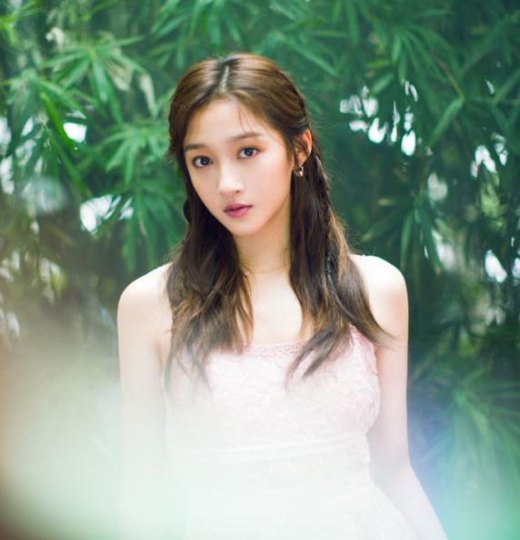 关晓彤身穿粉色吊带薄纱裙出席活动修长直发扎小辫显得青春活力