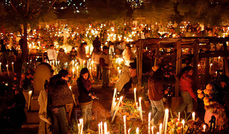今年的墨西哥亡灵节夜晚祭祀场景不禁想起了coco亡灵墨西哥场景新浪新闻 