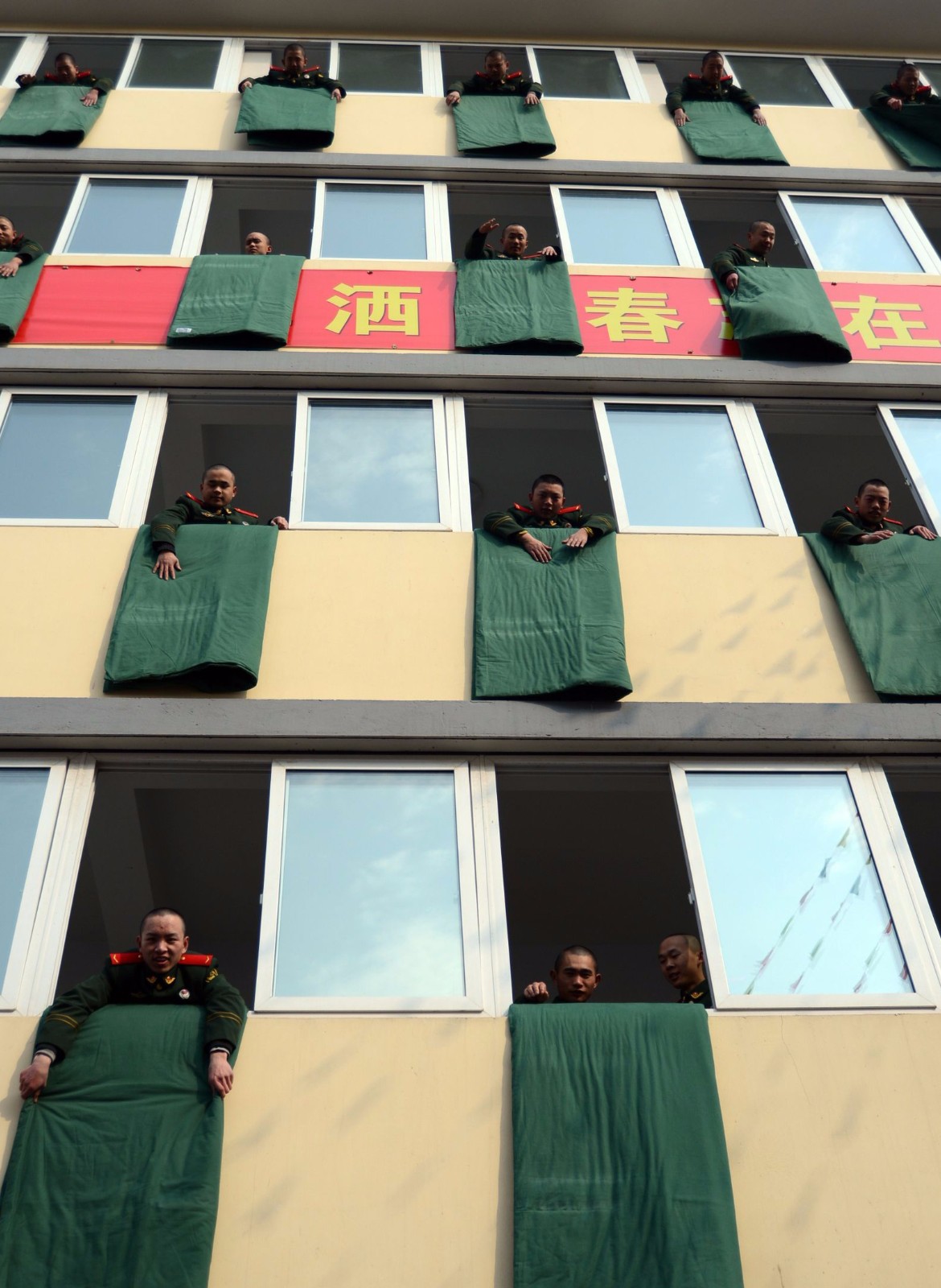 看哭!直击军人最牛"强迫症" 晒军被晒出艺术感