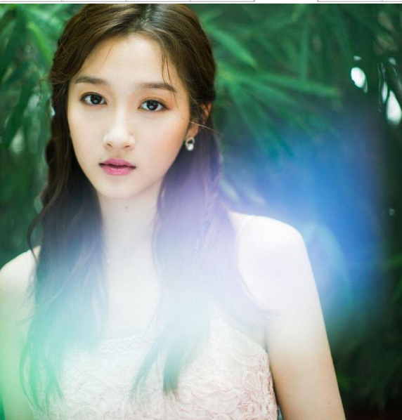 关晓彤身穿粉色吊带薄纱裙出席活动修长直发扎小辫显得青春活力