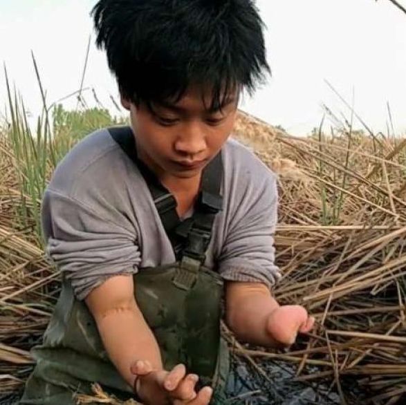 90后农村无手小伙,每天做这事来养活母亲,真相让人心酸!