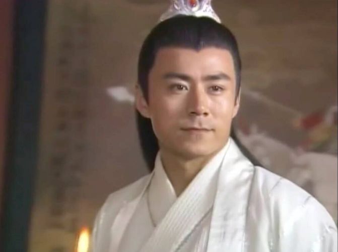 他曾在料理店打工,40岁时低调娶小女友,如今43岁仍帅气十足