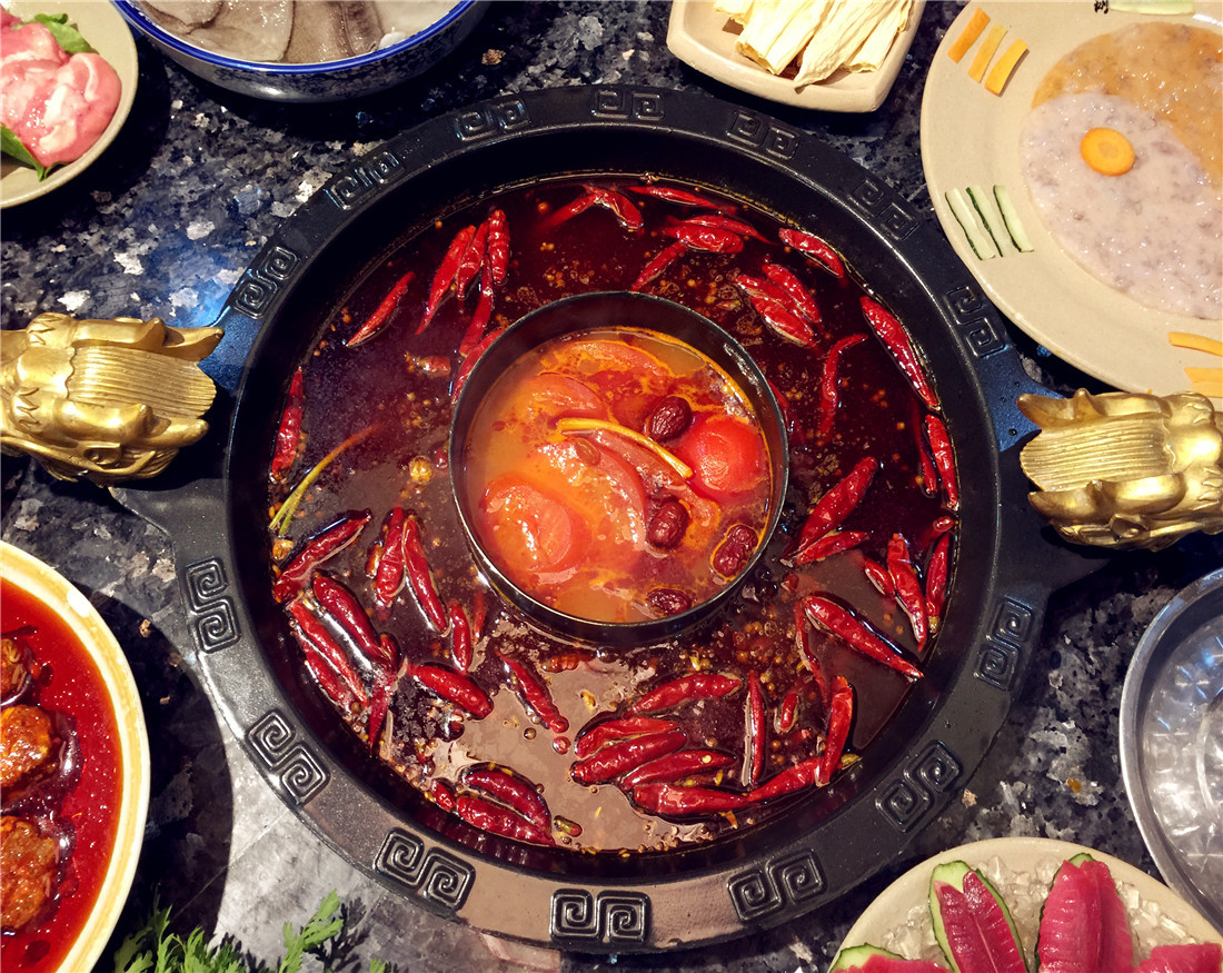 点的是番茄鸳鸯锅,这个是我们吃火锅恒古不变的锅底,中辣.