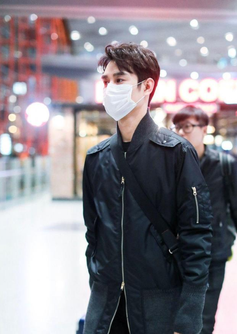 67王凯现身北京机场  身穿黑色大衣搭配黑色长裤高大帅气十分迷人