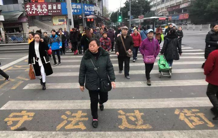 重庆人注意! 今后这四种行人乱穿过马路行为将按上限处罚!