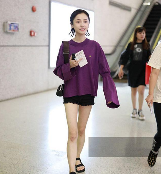 "明玉"姜梓新穿紫色卫衣搭配黑色短裤秀细腿 身材娇小活泼可爱