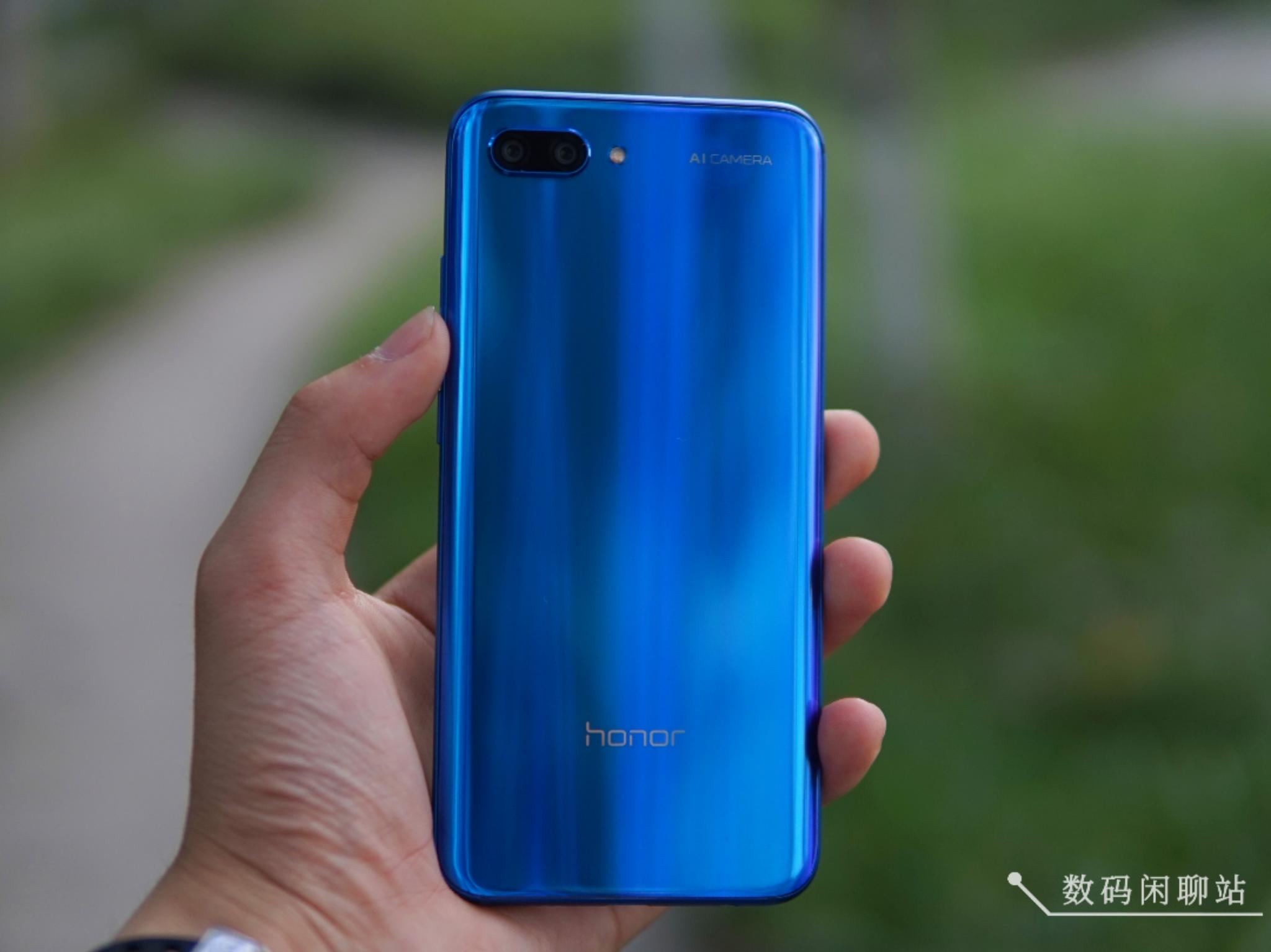 荣耀10幻影紫开箱美图:高颜值变色极光镀膜 双轴曲面机身