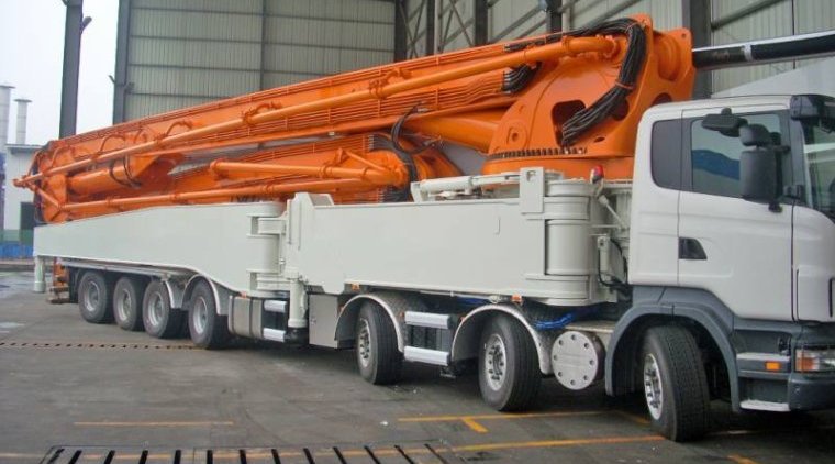 中联重科101米混凝土泵车,可一次性输送混凝土到30多层楼