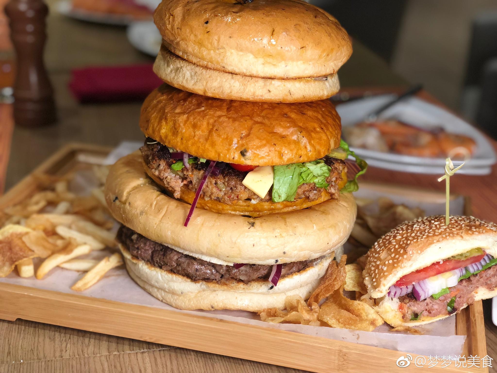 美国一大胃王比赛上一位妈妈2分钟吃下8个巨型汉堡