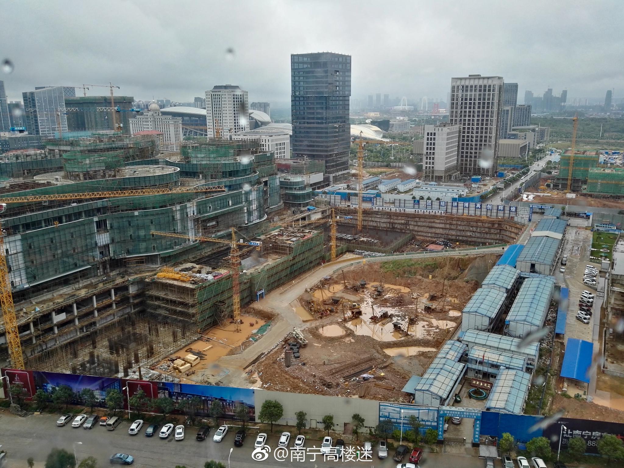 南宁高楼迷# 两栋200 副楼开始长高,305米主楼桩基础工程正在火热