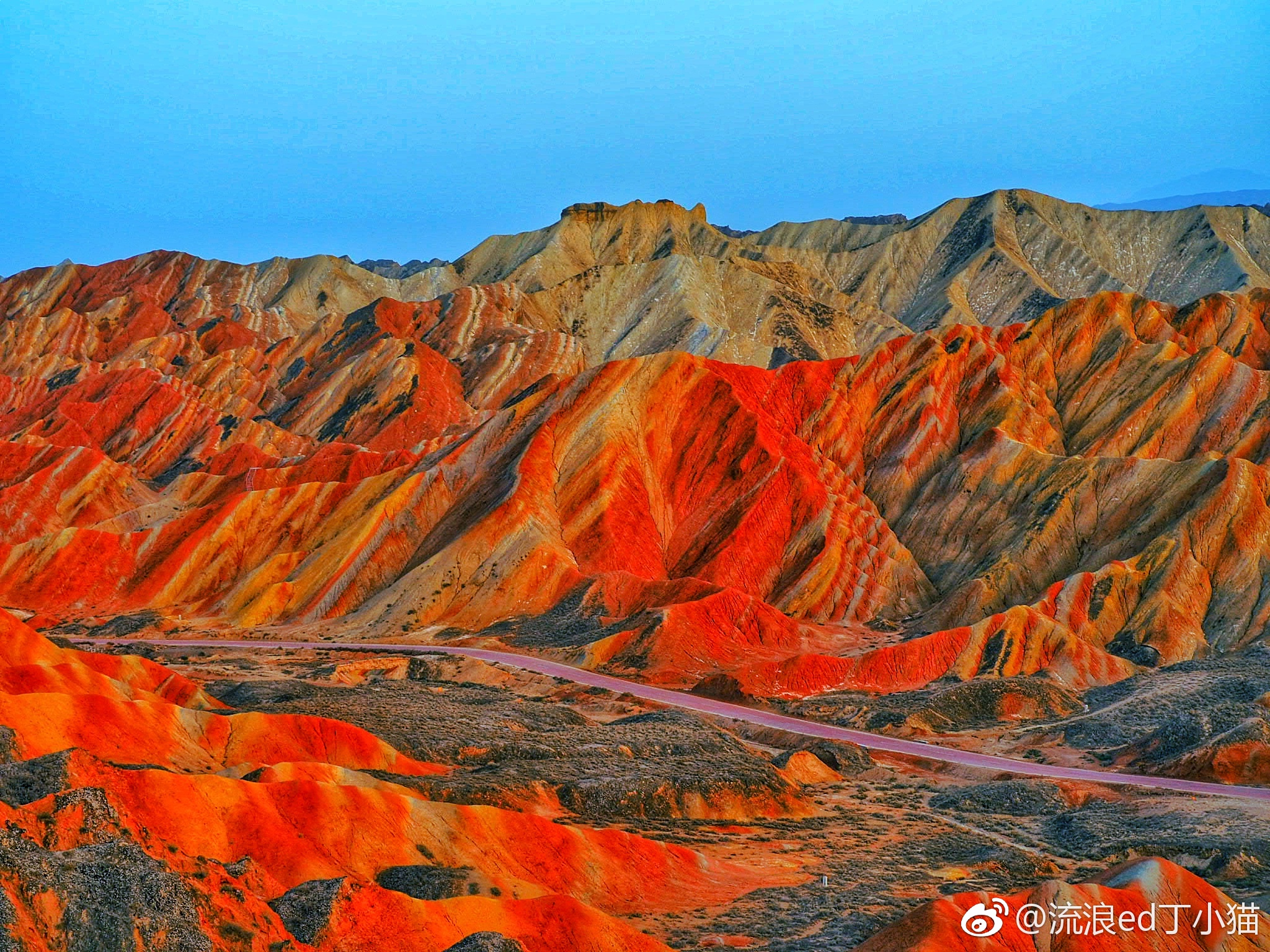 不是看夕阳,只是在等候夕阳下的丹霞地貌。短短几分钟