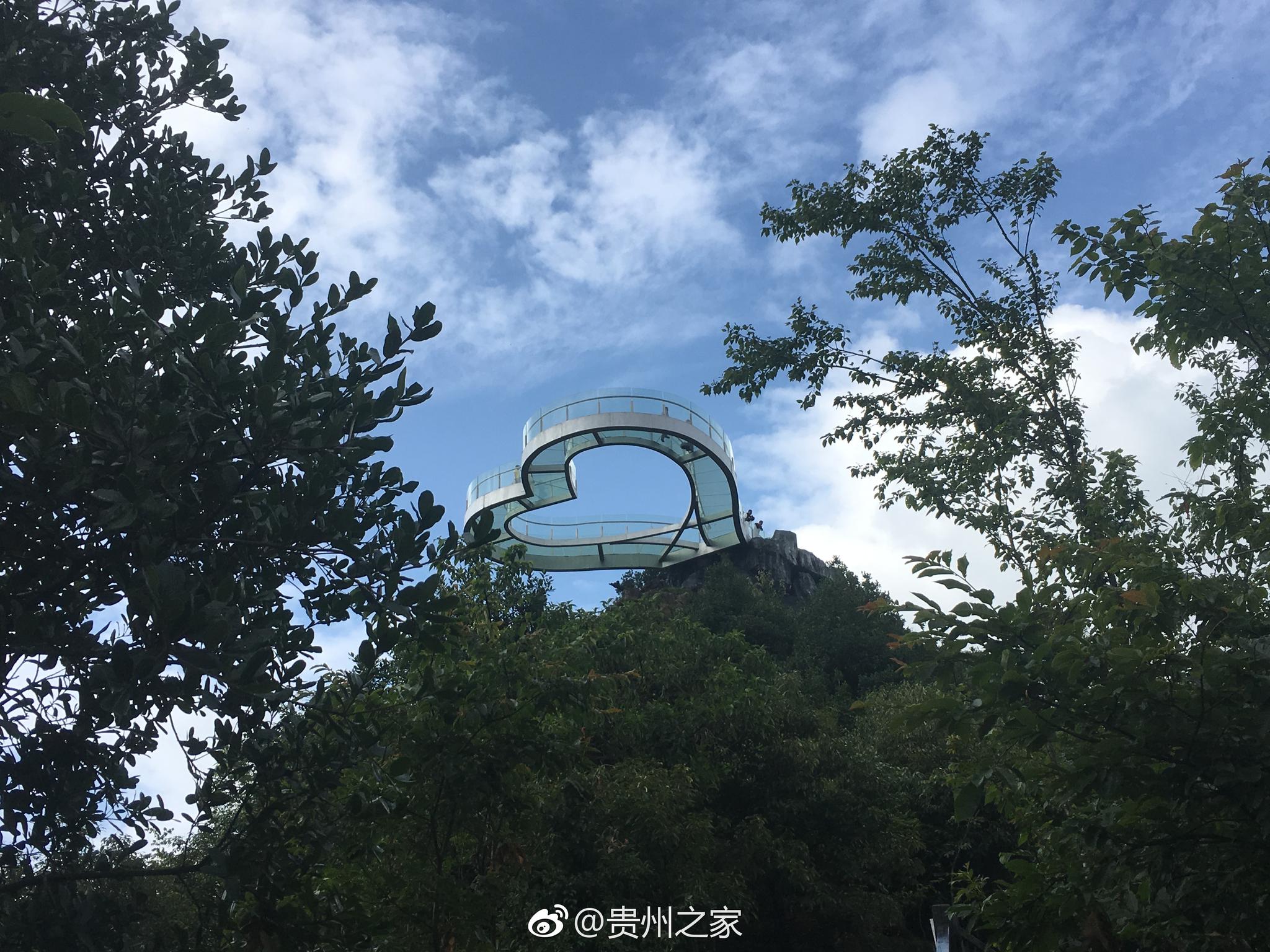 贵州彝山花谷的心形玻璃栈道有胆的来试试